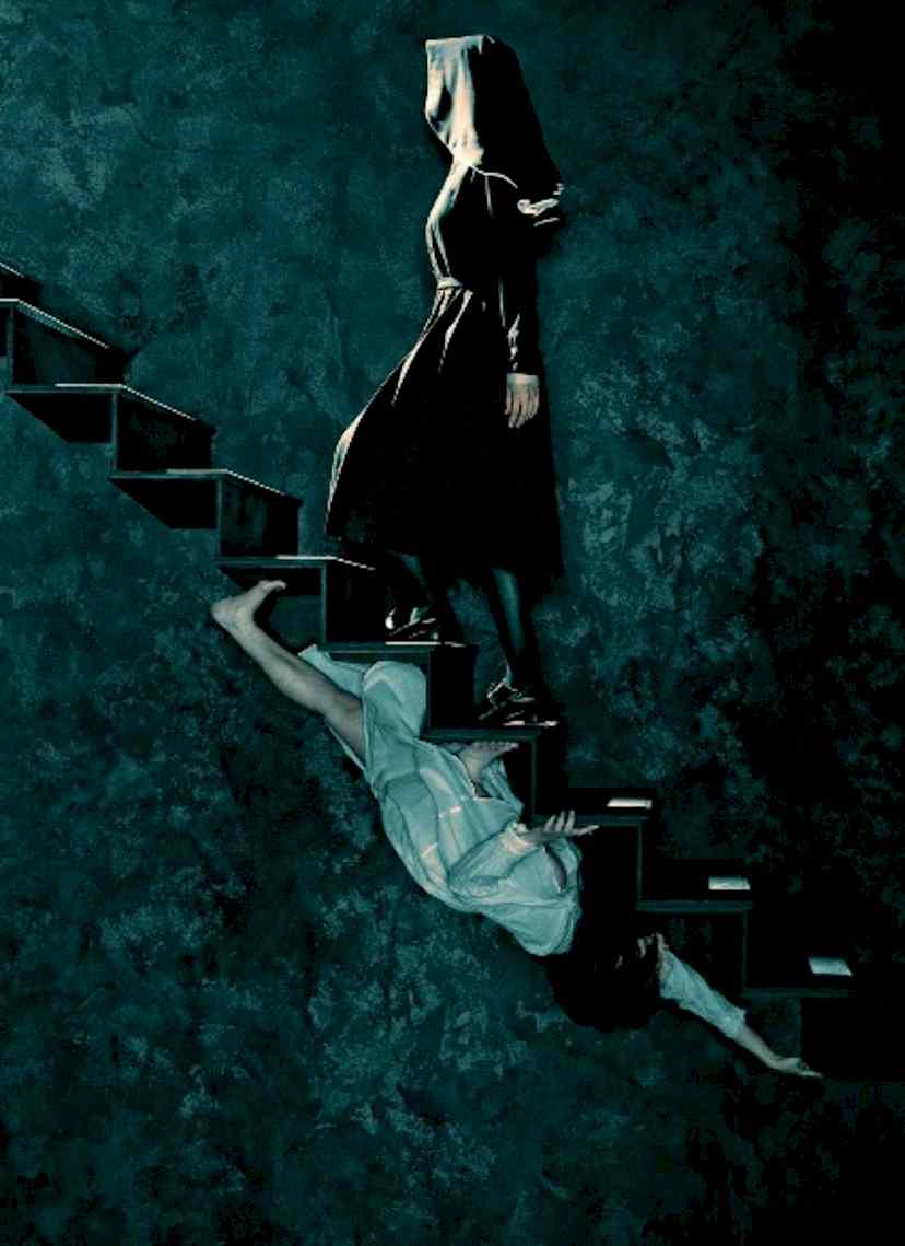 Монашка поднимается по лестнице